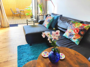 Modern Central Brighton patio flat - free parking!